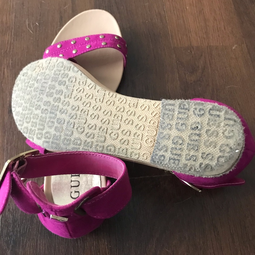 Guess sáldale gently used